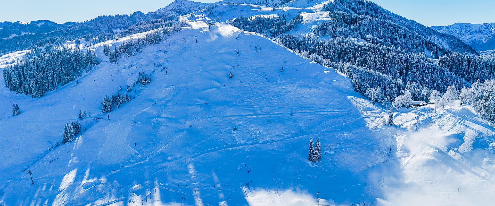 Präparierte Piste am Sudelfeld mit Sessellift